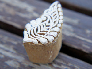 Timbro artigianale in legno per tessuti usato in India per la tradizionale lavorazione print block. Ricavato da un unico pezzo di legno intagliato. Stampo utilizzato per cornici su muro, tessuti, carta ecc...  Dimensioni 4x3 prof.3 cm