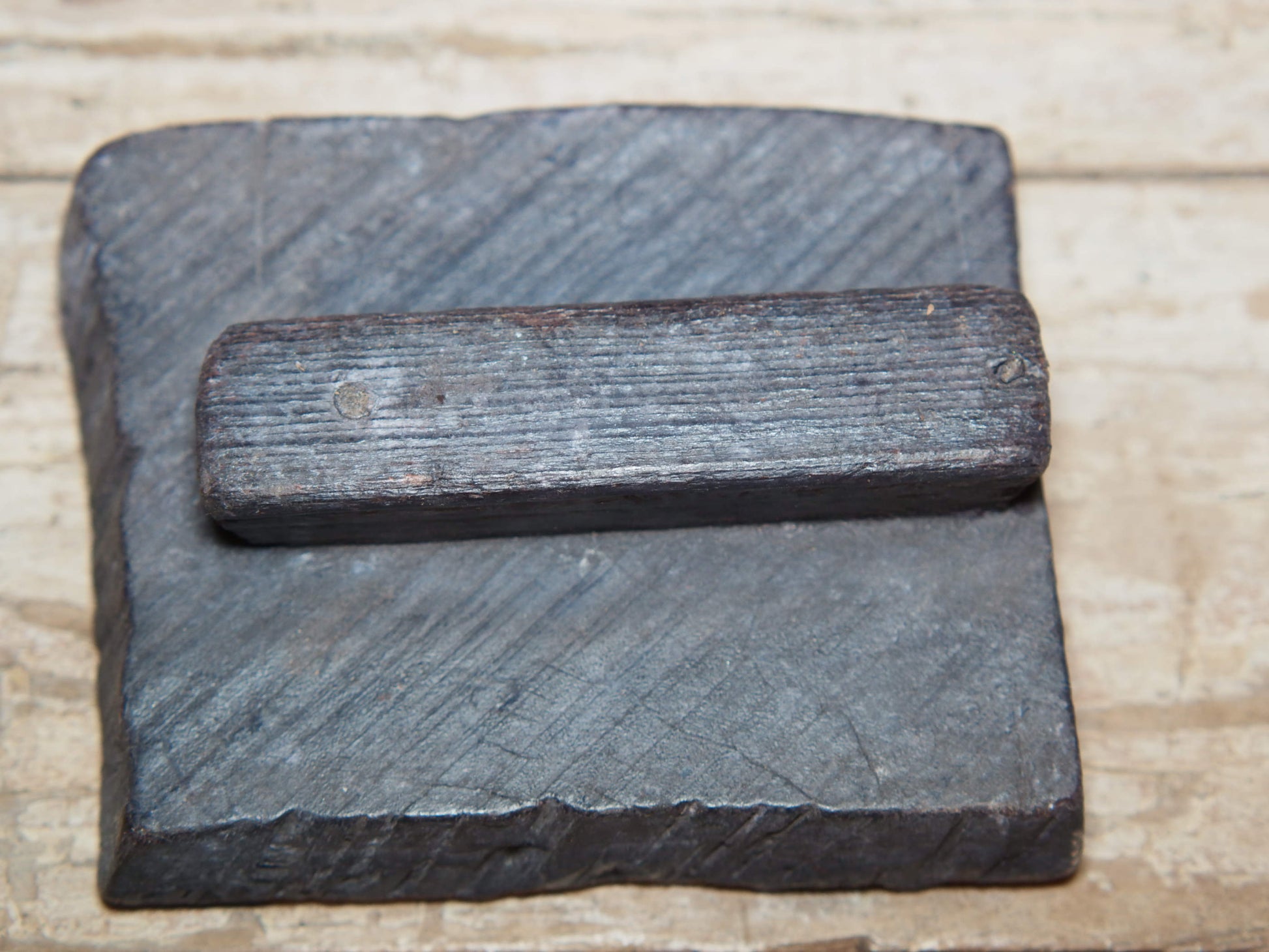 vecchio timbro artigianale in legno per tessuti usato in India per la tradizionale lavorazione print block. ricavato da un unico pezzo di legno intagliato. dimensioni 11x13 h5cm