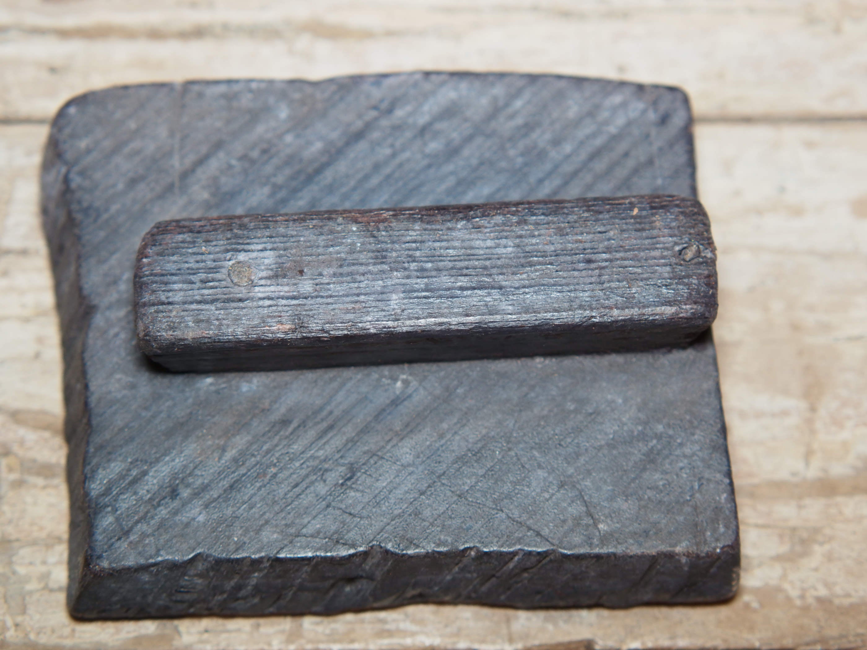 vecchio timbro artigianale in legno per tessuti usato in India per la tradizionale lavorazione print block. ricavato da un unico pezzo di legno intagliato. dimensioni 11x13 h5cm