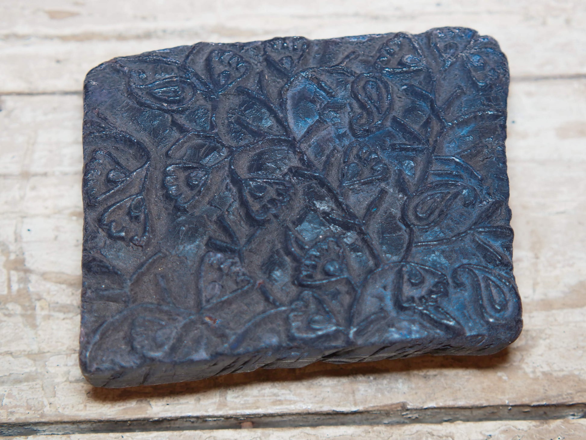 vecchio timbro artigianale in legno per tessuti usato in India per la tradizionale lavorazione print block. ricavato da un unico pezzo di legno intagliato. dimensioni 11x13 h5cm