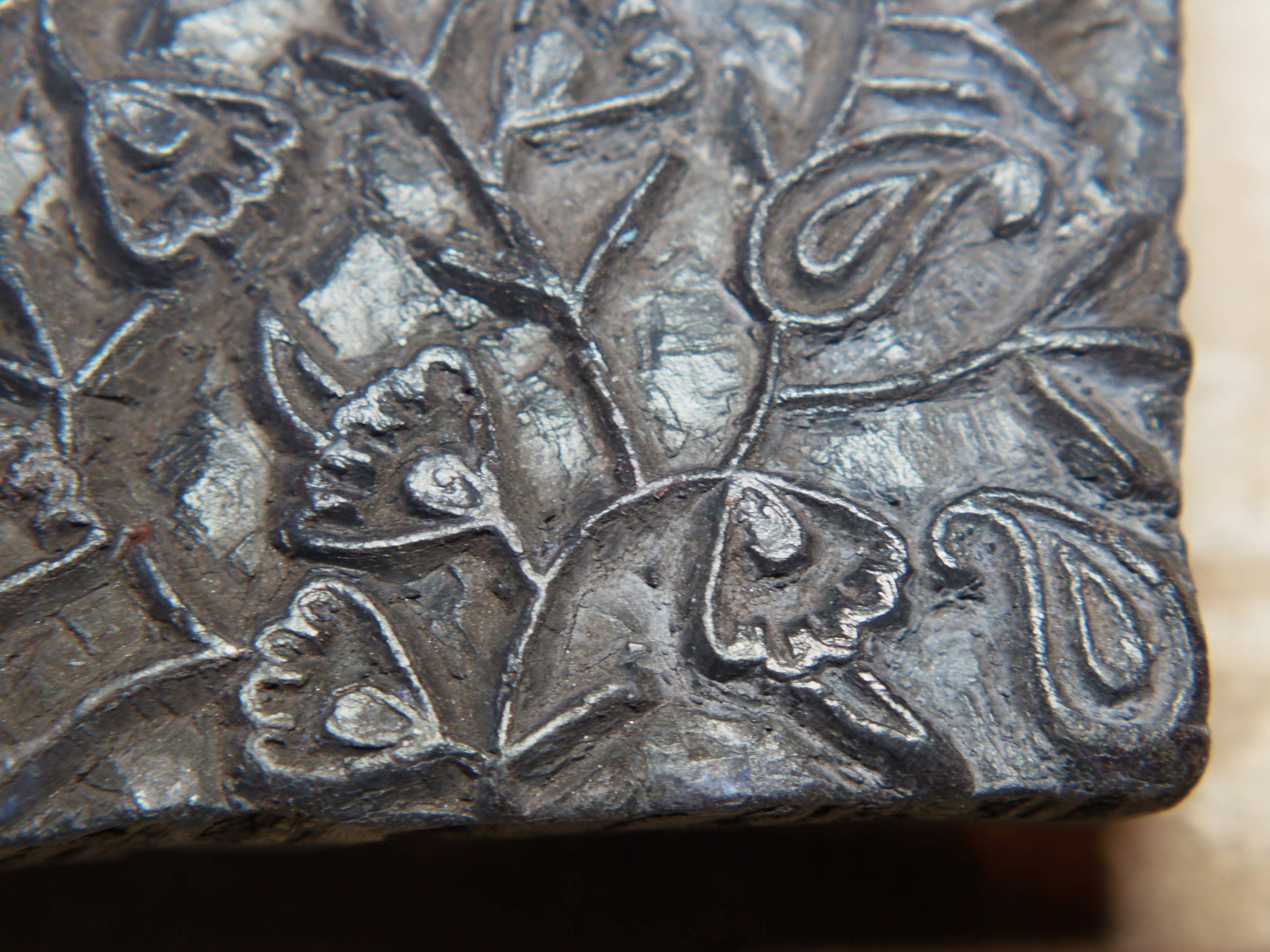 vecchio timbro artigianale in legno per tessuti usato in India per la tradizionale lavorazione print block. ricavato da un unico pezzo di legno intagliato. dimensioni 11x13 h5cm