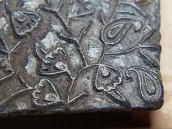 vecchio timbro artigianale in legno per tessuti usato in India per la tradizionale lavorazione print block. ricavato da un unico pezzo di legno intagliato. dimensioni 11x13 h5cm