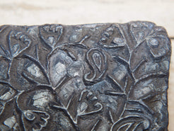 vecchio timbro artigianale in legno per tessuti usato in India per la tradizionale lavorazione print block. ricavato da un unico pezzo di legno intagliato. dimensioni 11x13 h5cm