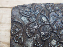 vecchio timbro artigianale in legno per tessuti usato in India per la tradizionale lavorazione print block. ricavato da un unico pezzo di legno intagliato. dimensioni 11x13 h5cm