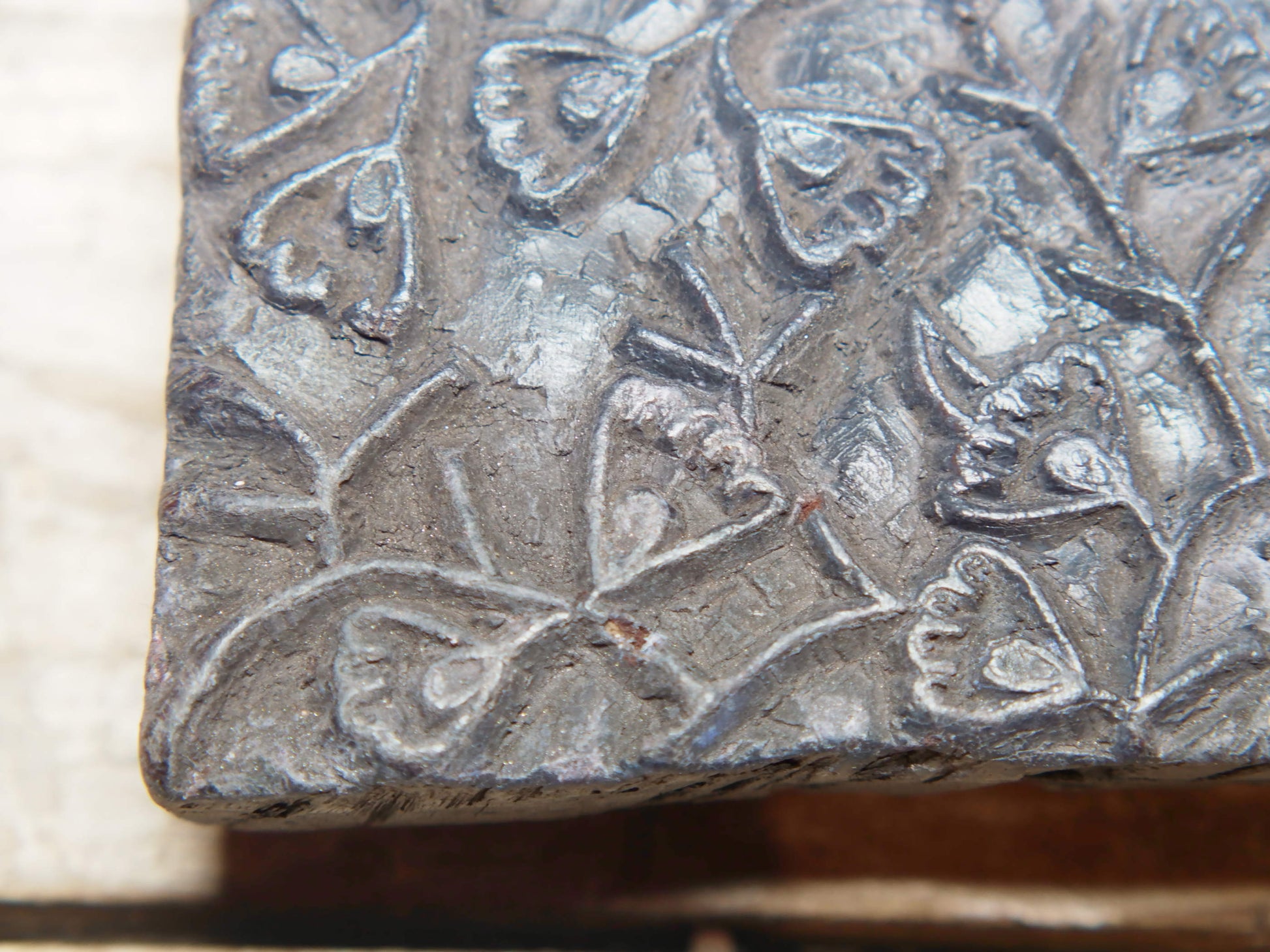vecchio timbro artigianale in legno per tessuti usato in India per la tradizionale lavorazione print block. ricavato da un unico pezzo di legno intagliato. dimensioni 11x13 h5cm