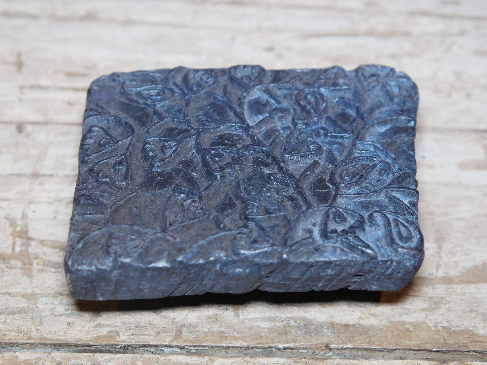 vecchio timbro artigianale in legno per tessuti usato in India per la tradizionale lavorazione print block. ricavato da un unico pezzo di legno intagliato. dimensioni 11x13 h5cm