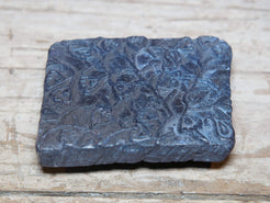 vecchio timbro artigianale in legno per tessuti usato in India per la tradizionale lavorazione print block. ricavato da un unico pezzo di legno intagliato. dimensioni 11x13 h5cm