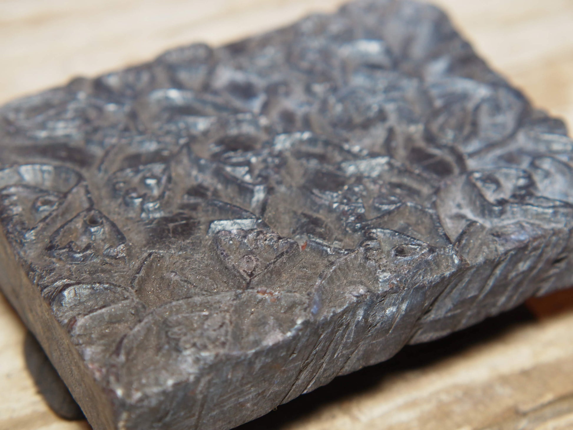vecchio timbro artigianale in legno per tessuti usato in India per la tradizionale lavorazione print block. ricavato da un unico pezzo di legno intagliato. dimensioni 11x13 h5cm