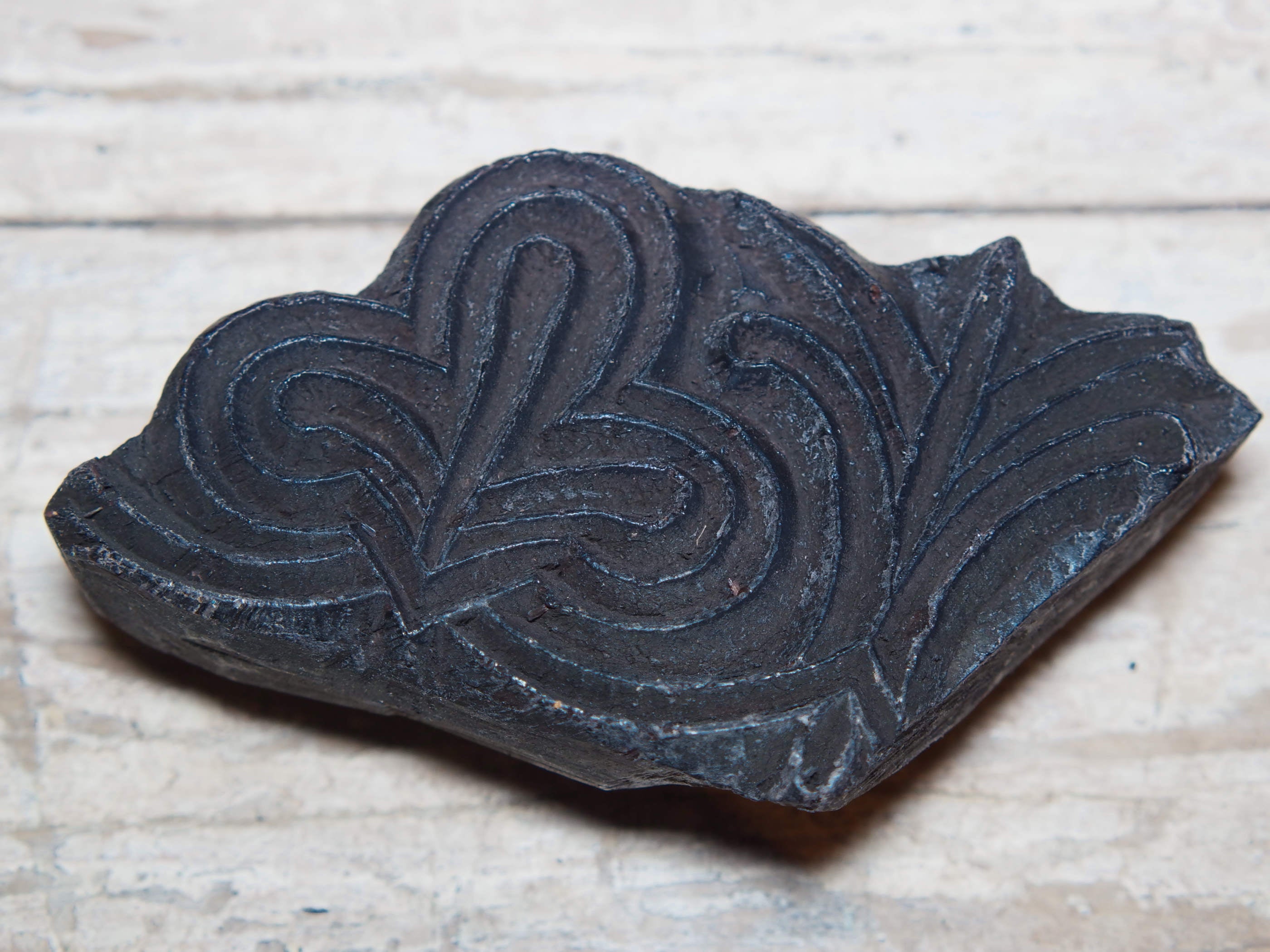 vecchio timbro artigianale in legno per tessuti usato in India per la tradizionale lavorazione print block. ricavato da un unico pezzo di legno intagliato. dimensioni 10x18 h5cm