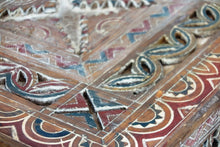 Carica l&#39;immagine nel visualizzatore di Gallery, Tavolino Tuareg Marocco Inciso E Dipinto. Dimensioni 64x64xh53cm.