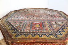 Carica l&#39;immagine nel visualizzatore di Gallery, Tavolino Tuareg Marocco Inciso E Dipinto. Dimensioni 80x80xh50cm.