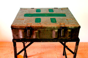 Tavolo Pieghevole In Metallo, Assemblato Con Vecchie Casse In Metallo Riciclate. Basamento Pighevole, Piano Apribile. Dimensioni 62x56xh80cm.