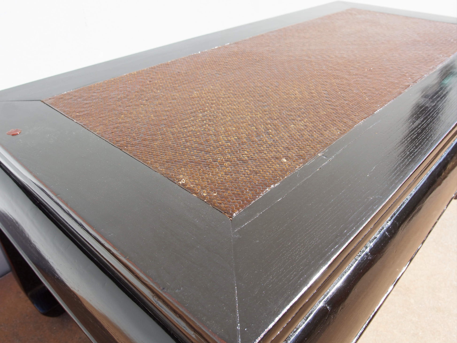 Tavolo Da Oppio Cinese In Legno Di Olmo E Vimini Laccato Nero, Databile Seconda Meta '900. Dimensioni 112x57xh47.