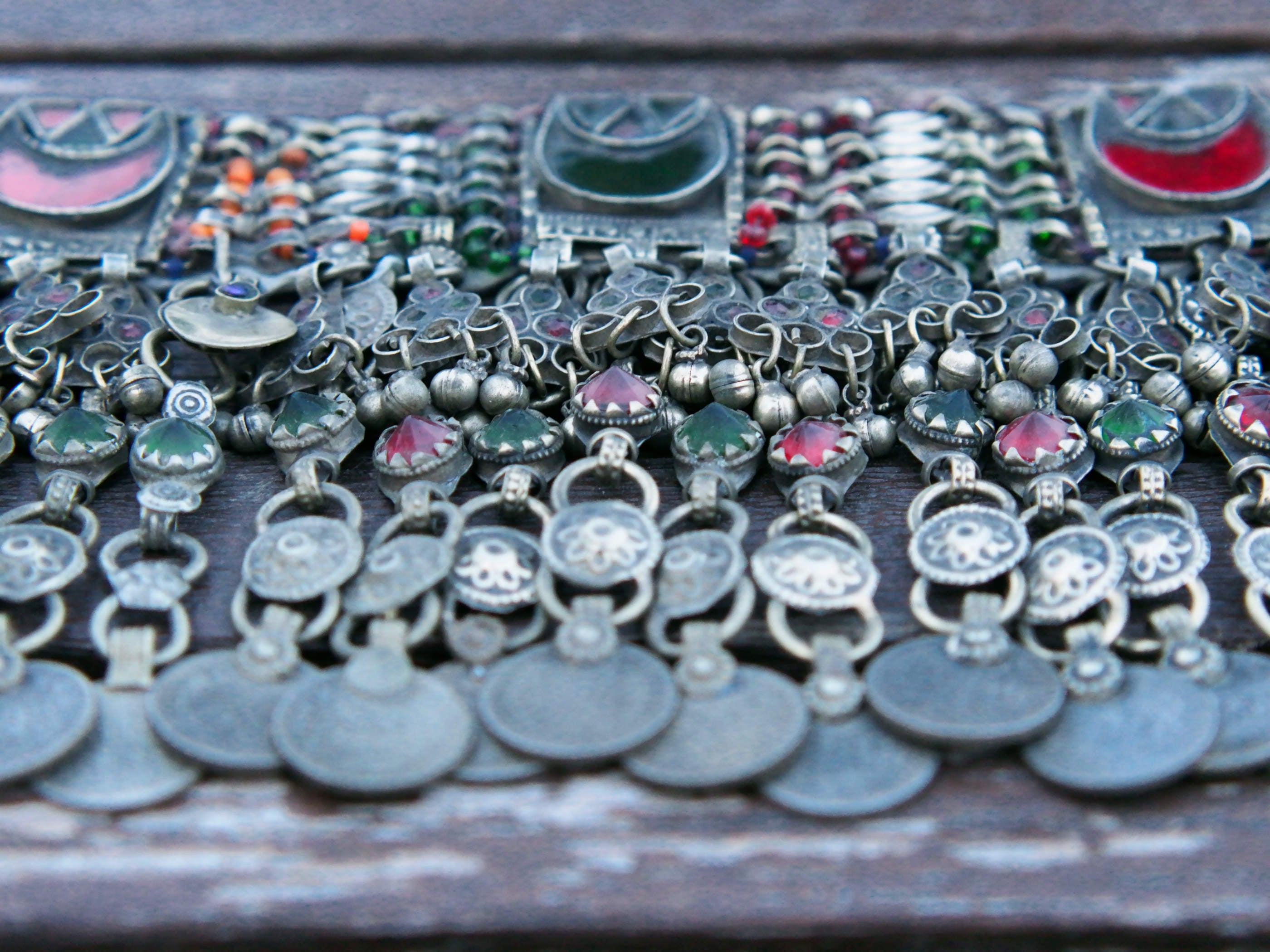 addobbo usato in principio come collana o addobbo per carri ecc... usato in pakistan, india nelle cerimonie. databile anni 70, tutto finito e lavorato artigianalmente. da appendere da usare come addobbo da parete originale ed unica in ogni sua parte, nessun elemento è stato rifatto o sostituito.  30x13 cm