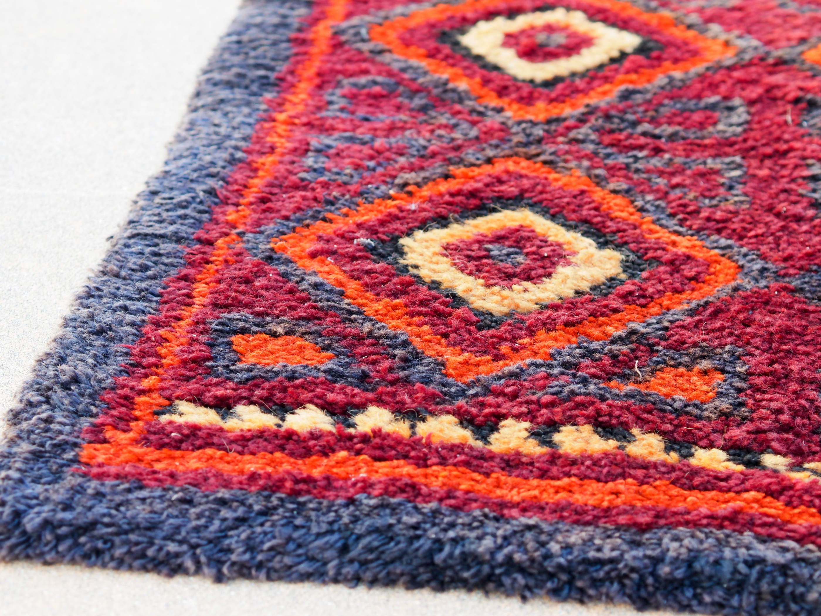 Tappeto rosso JULKIR uzbeco realizzato a mano dai nomadi Kirghiz ( kirghisi ) con tessuri annodati. Decorativo e colorato è bello sia impiegato come tappeto che da appendere a parete.Dimensioni 80x325cm