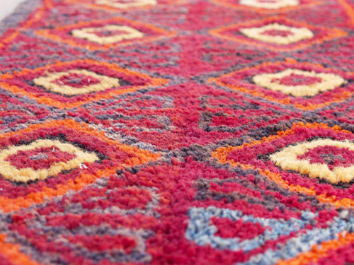 Tappeto rosso JULKIR uzbeco realizzato a mano dai nomadi Kirghiz ( kirghisi ) con tessuri annodati. Decorativo e colorato è bello sia impiegato come tappeto che da appendere a parete.Dimensioni 80x325cm