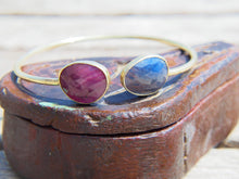 Carica l&#39;immagine nel visualizzatore di Gallery, bracciale indiano fatto a mano in argento 925 dorato   alle estremità ha 2 pietre incastonate e tagliate   radice di zaffiro  19 cm circonferenza regolabile .  pietre 1x1 cm   peso 8 gr   per info ed ulteriori foto info@etniko.it facebook / instagram : etnikobycrosato 0039 3338778241 www.etniko.it pinterest : etnikobycrosato