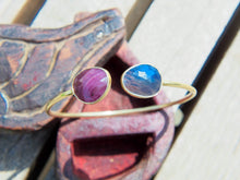 Carica l&#39;immagine nel visualizzatore di Gallery, bracciale indiano fatto a mano in argento 925 dorato   alle estremità ha 2 pietre incastonate e tagliate   radice di zaffiro  19 cm circonferenza regolabile .  pietre 1x1 cm   peso 8 gr   per info ed ulteriori foto info@etniko.it facebook / instagram : etnikobycrosato 0039 3338778241 www.etniko.it pinterest : etnikobycrosato