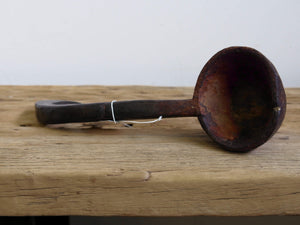 vecchio cucchiaio in legno ricavato da un unico tronco. dimensioni 31x12xh7cm.   per info ed ulteriori foto info@etniko.it facebook / instagram : etnikobycrosato 0039 3338778241