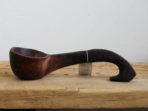 vecchio cucchiaio in legno ricavato da un unico tronco. dimensioni 31x12xh7cm.   per info ed ulteriori foto info@etniko.it facebook / instagram : etnikobycrosato 0039 3338778241