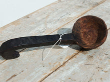 Carica l&#39;immagine nel visualizzatore di Gallery, vecchio cucchiaio in legno ricavato da un unico tronco. dimensioni 31x11xh8cm.   per info ed ulteriori foto info@etniko.it facebook / instagram : etnikobycrosato 0039 3338778241