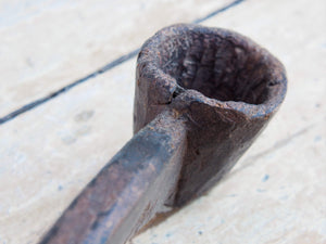 vecchio cucchiaio in legno ricavato da un unico tronco. dimensioni 40x8x h14cm.   per info ed ulteriori foto info@etniko.it facebook / instagram : etnikobycrosato 0039 3338778241