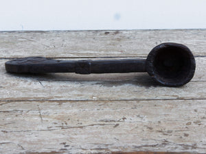 vecchio cucchiaio in legno ricavato da un unico tronco. dimensioni 34x8 h8cm.   per info ed ulteriori foto info@etniko.it facebook / instagram : etnikobycrosato 0039 3338778241