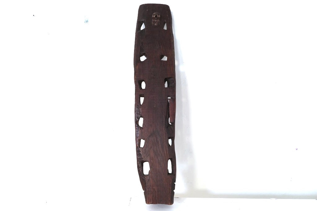 statua indiana incisa ricavata da un unico tronco di legno. dimensioni 64x15xprof 8cm.