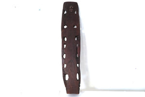 statua indiana incisa ricavata da un unico tronco di legno. dimensioni 64x15xprof 8cm.