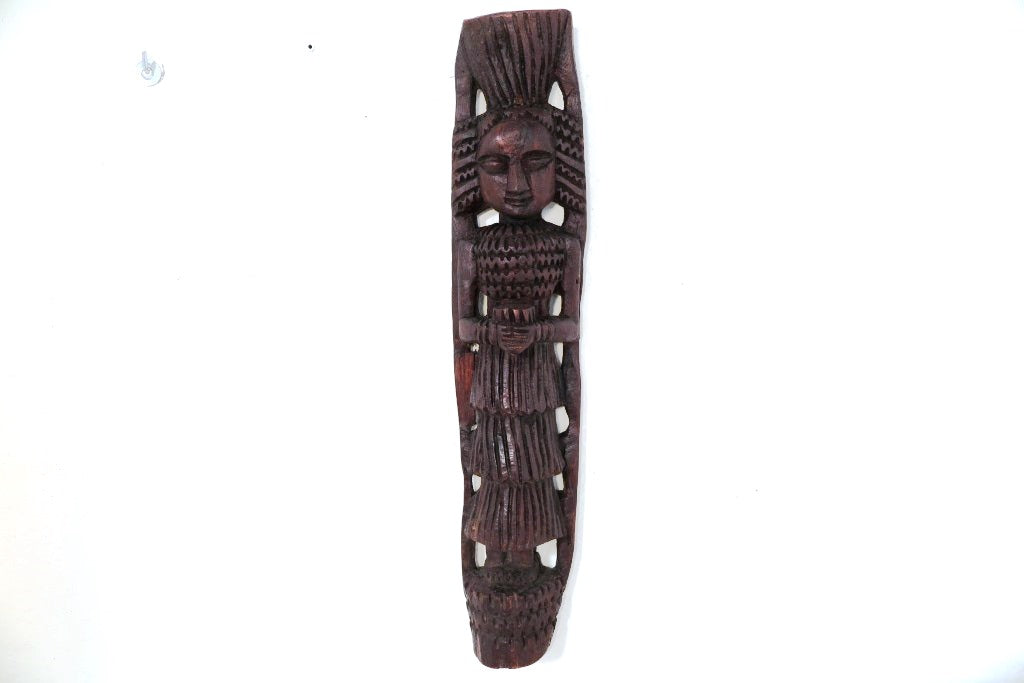 statua indiana incisa ricavata da un unico tronco di legno. dimensioni 64x15xprof 8cm.
