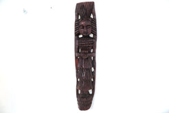 statua indiana incisa ricavata da un unico tronco di legno. dimensioni 64x15xprof 8cm.