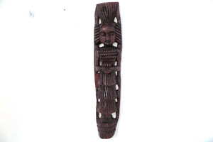 statua indiana incisa ricavata da un unico tronco di legno. dimensioni 64x15xprof 8cm.