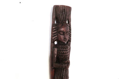 statua indiana incisa ricavata da un unico tronco di legno. dimensioni 64x15xprof 8cm.