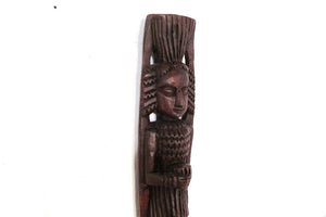 statua indiana incisa ricavata da un unico tronco di legno. dimensioni 64x15xprof 8cm.