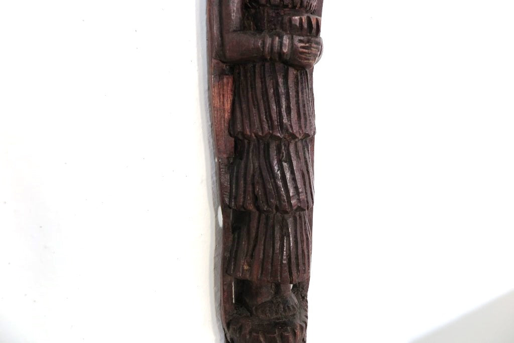 statua indiana incisa ricavata da un unico tronco di legno. dimensioni 64x15xprof 8cm.