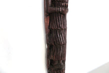 Carica l&#39;immagine nel visualizzatore di Gallery, statua indiana incisa ricavata da un unico tronco di legno. dimensioni 64x15xprof 8cm.