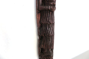 statua indiana incisa ricavata da un unico tronco di legno. dimensioni 64x15xprof 8cm.