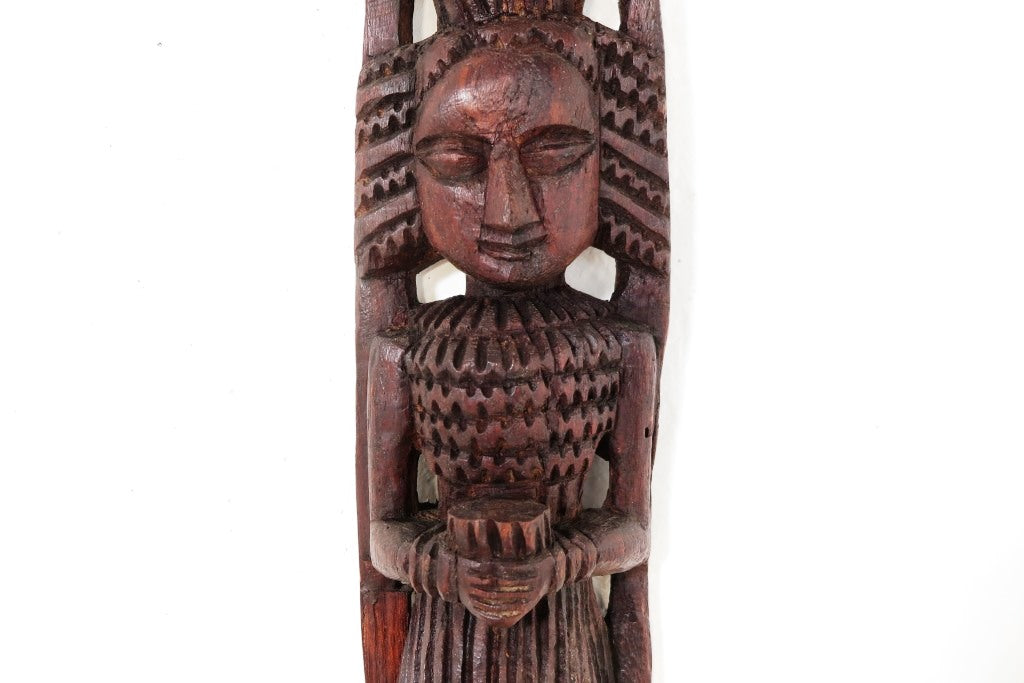 statua indiana incisa ricavata da un unico tronco di legno. dimensioni 64x15xprof 8cm.