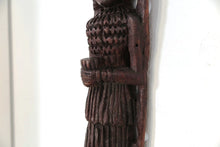 Carica l&#39;immagine nel visualizzatore di Gallery, statua indiana incisa ricavata da un unico tronco di legno. dimensioni 64x15xprof 8cm.