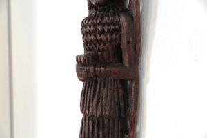 statua indiana incisa ricavata da un unico tronco di legno. dimensioni 64x15xprof 8cm.