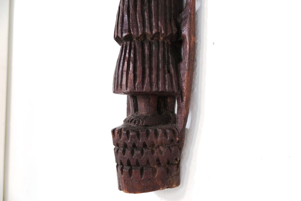statua indiana incisa ricavata da un unico tronco di legno. dimensioni 64x15xprof 8cm.