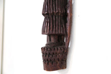 Carica l&#39;immagine nel visualizzatore di Gallery, statua indiana incisa ricavata da un unico tronco di legno. dimensioni 64x15xprof 8cm.