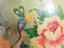 Carica l&#39;immagine nel visualizzatore di Gallery, vecchio vaso cinese in cartapesta, dipinta e laccata. perfettamente conservata, pezzo unico.  dimensioni diametro 20 h41cm.     per info ed ulteriori foto info@etniko.it facebook / instagram : etnikobycrosato 0039 3338778241