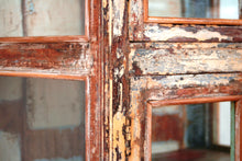 Carica l&#39;immagine nel visualizzatore di Gallery, Vetrina indiana, credenza, mobile in legno di teak sbiancato, 4 ante, con vetri laterali, dipinto anche nella parte interna. La finitura è originale e perfettamente conservata. Databile fine &#39;800 primi &#39;900. Dimensioni 65x44xh104cm