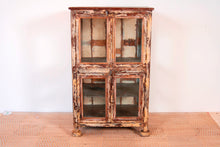 Carica l&#39;immagine nel visualizzatore di Gallery, Vetrina indiana, credenza, mobile in legno di teak sbiancato, 4 ante, con vetri laterali, dipinto anche nella parte interna. La finitura è originale e perfettamente conservata. Databile fine &#39;800 primi &#39;900. Dimensioni 65x44xh104cm