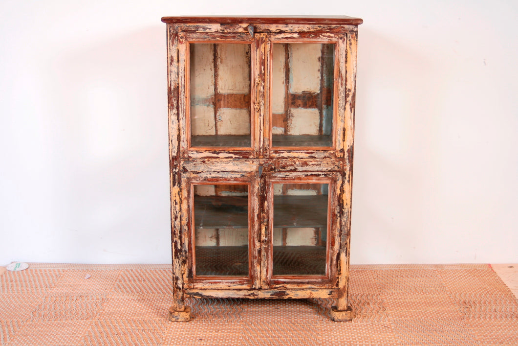 Vetrina indiana, credenza, mobile in legno di teak sbiancato, 4 ante, con vetri laterali, dipinto anche nella parte interna. La finitura è originale e perfettamente conservata. Databile fine '800 primi '900. Dimensioni 65x44xh104cm