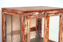 Carica l&#39;immagine nel visualizzatore di Gallery, Vetrina indiana, credenza, mobile in legno di teak sbiancato, 4 ante, con vetri laterali, dipinto anche nella parte interna. La finitura è originale e perfettamente conservata. Databile fine &#39;800 primi &#39;900. Dimensioni 65x44xh104cm