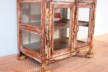Carica l&#39;immagine nel visualizzatore di Gallery, Vetrina indiana, credenza, mobile in legno di teak sbiancato, 4 ante, con vetri laterali, dipinto anche nella parte interna. La finitura è originale e perfettamente conservata. Databile fine &#39;800 primi &#39;900. Dimensioni 65x44xh104cm