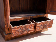 Carica l&#39;immagine nel visualizzatore di Gallery, Vetrina Coloniale In Legno Di Teak Con 2 Ante E 2 Cassetti, Databile Primi &#39;900. Pezzo Unico Conservato In Ogni Parte. Dimensioni 84x40xh150cm.   per info ed ulteriori foto info@etniko.it facebook / instagram / pinterest : etnikobycrosato 0039 3338778241