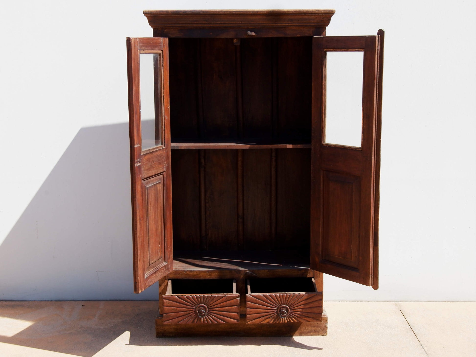 Vetrina Coloniale In Legno Di Teak Con 2 Ante E 2 Cassetti, Databile Primi '900. Pezzo Unico Conservato In Ogni Parte. Dimensioni 84x40xh150cm.   per info ed ulteriori foto info@etniko.it facebook / instagram / pinterest : etnikobycrosato 0039 3338778241